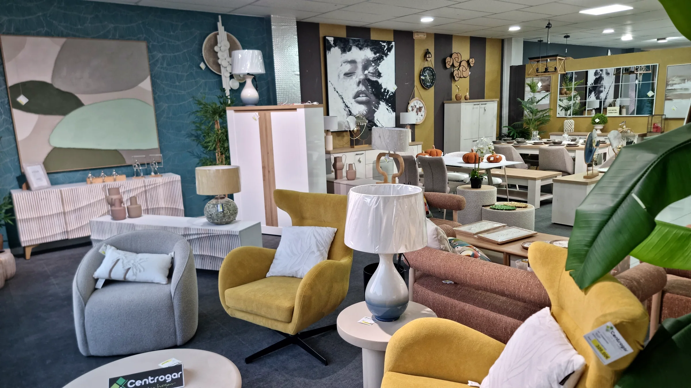 Ambiente con lámparas, espejos y complementos decorativos en la exposición de Centrogar