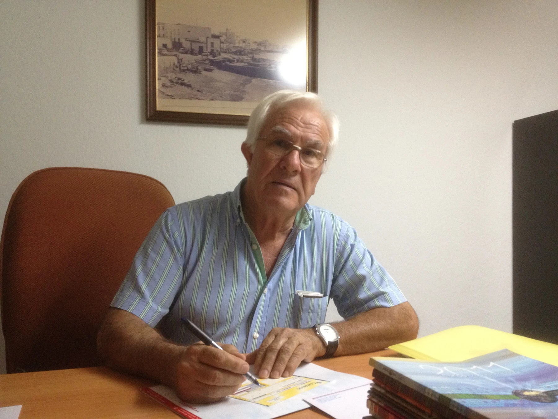 Marcial Armas trabajando en su despacho