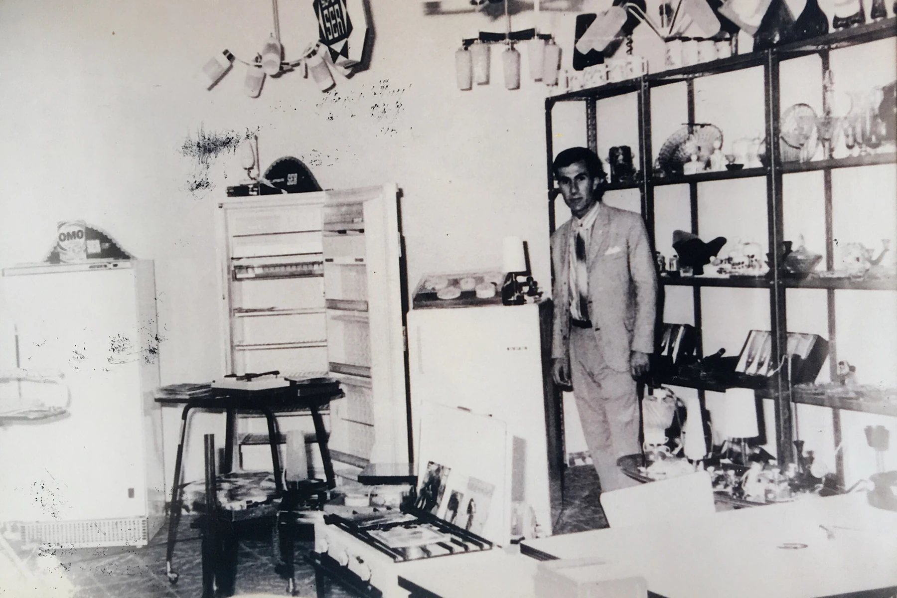 Marcial Armas en el interior de Bazar Armas