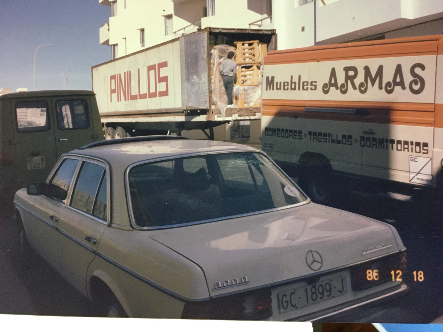 Descarga en los almacenes de Muebles Armas en El Charco en 1986