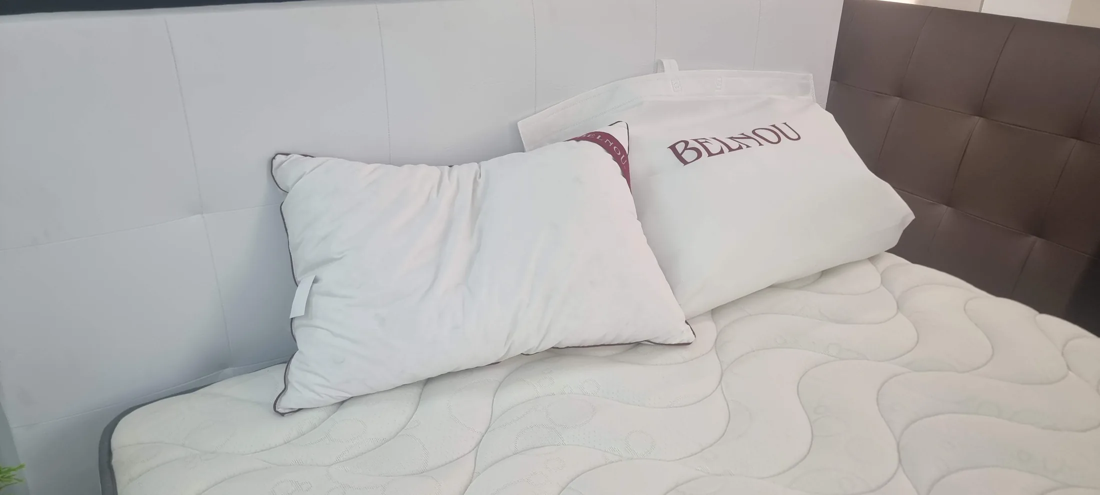 Almohadas fuera del envase sobre un colchón en Centrogar.