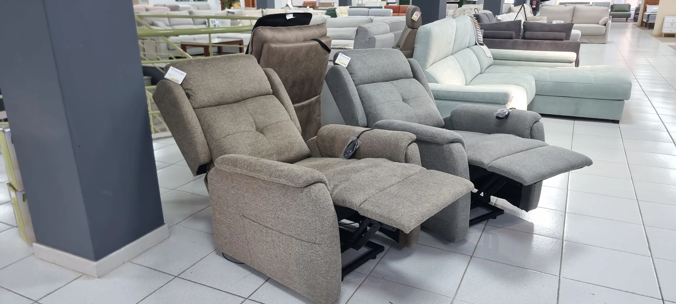 Butacas relax con reposapiés extendidos en Centrogar, Puerto del Rosario.