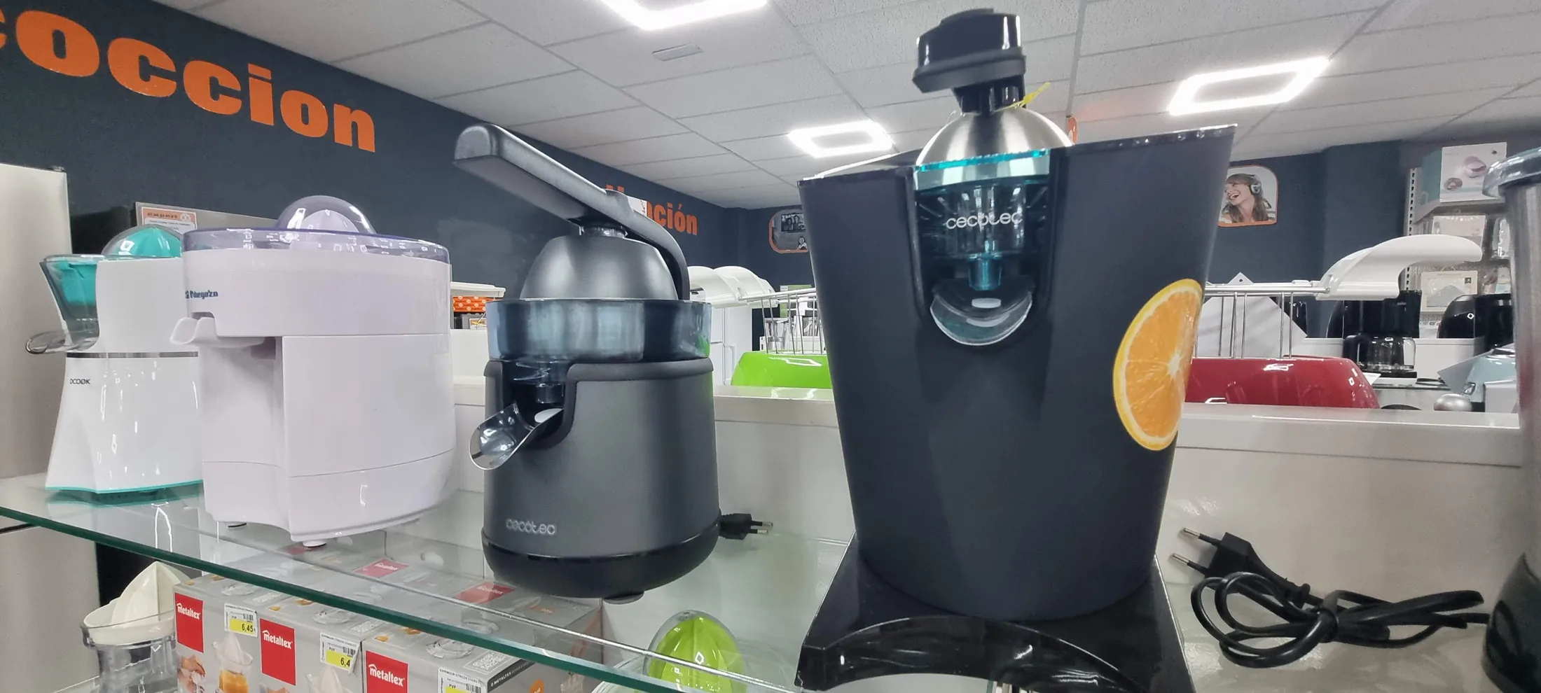 Exprimidores Cecotec junto a otros aparatos en la exposición