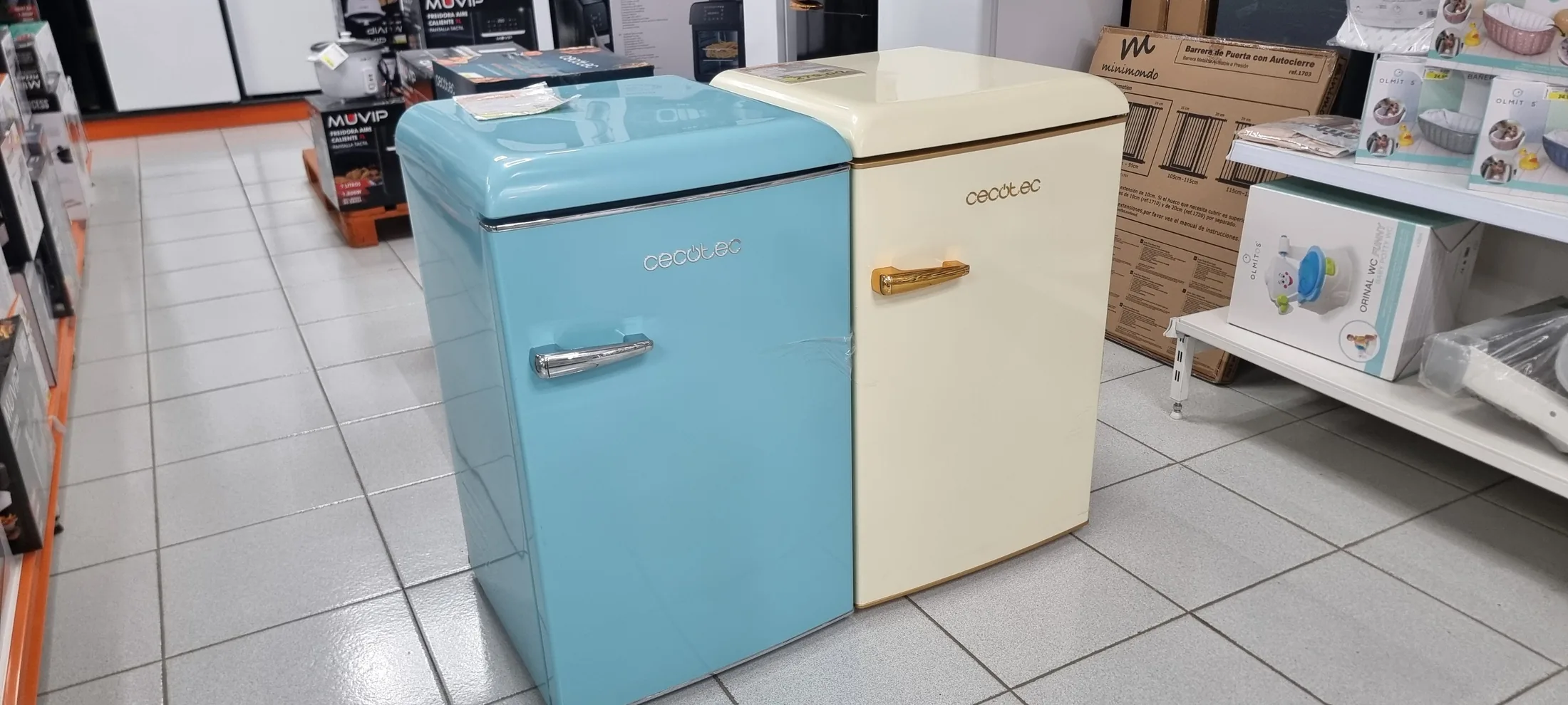 Frigoríficos Cecotec de estilo retro expuestos en Centrogar