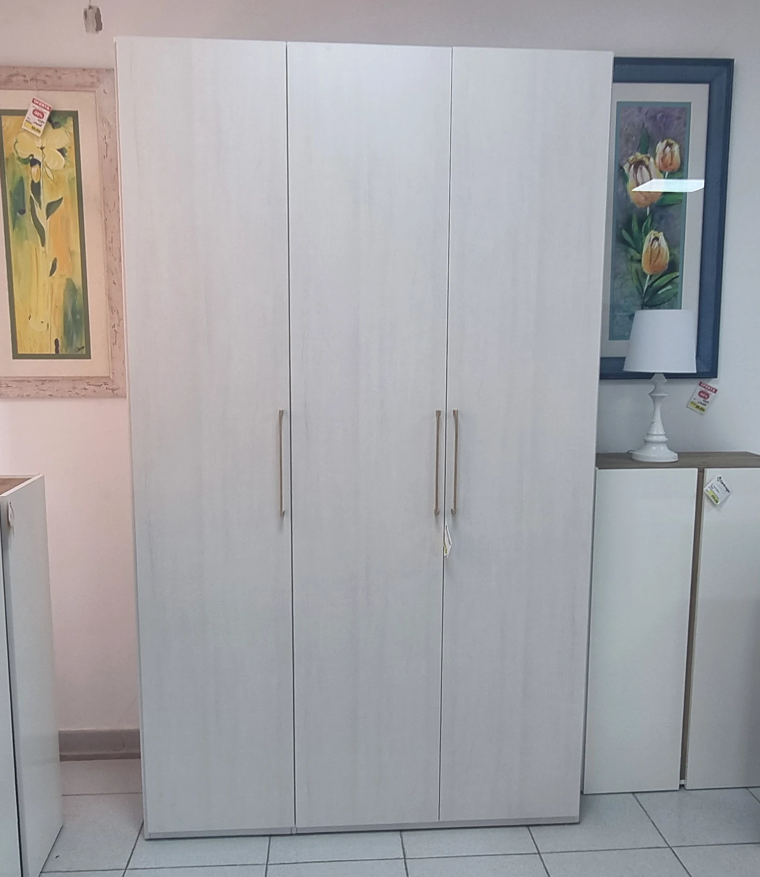 Armario blanco de tres puertas con tiradores verticales en la exposición de Centrogar Fuerteventura.