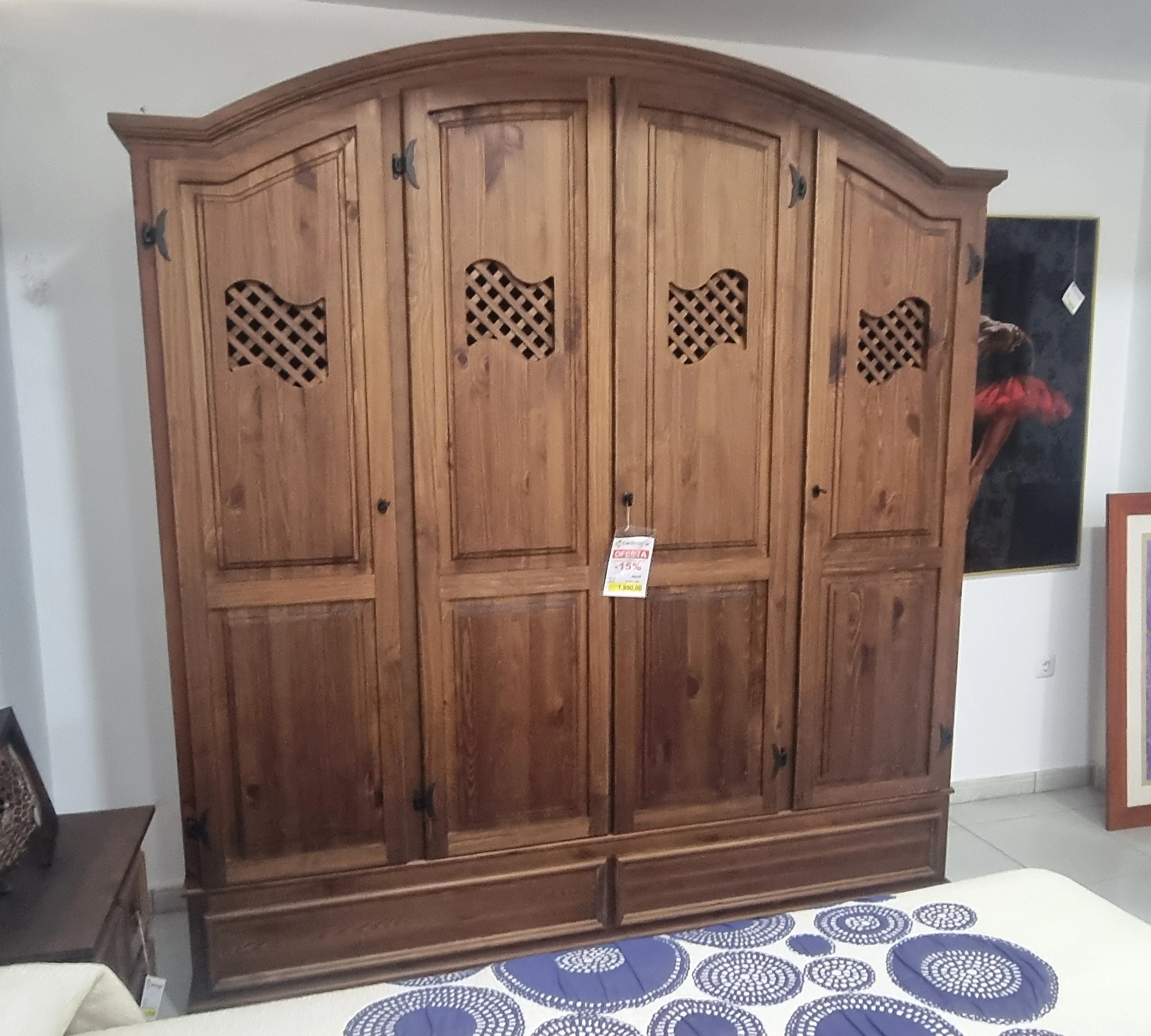 Armario de estilo clásico con cuatro puertas, detalles de celosía y cajones inferiores en la exposición de Centrogar Fuerteventura.