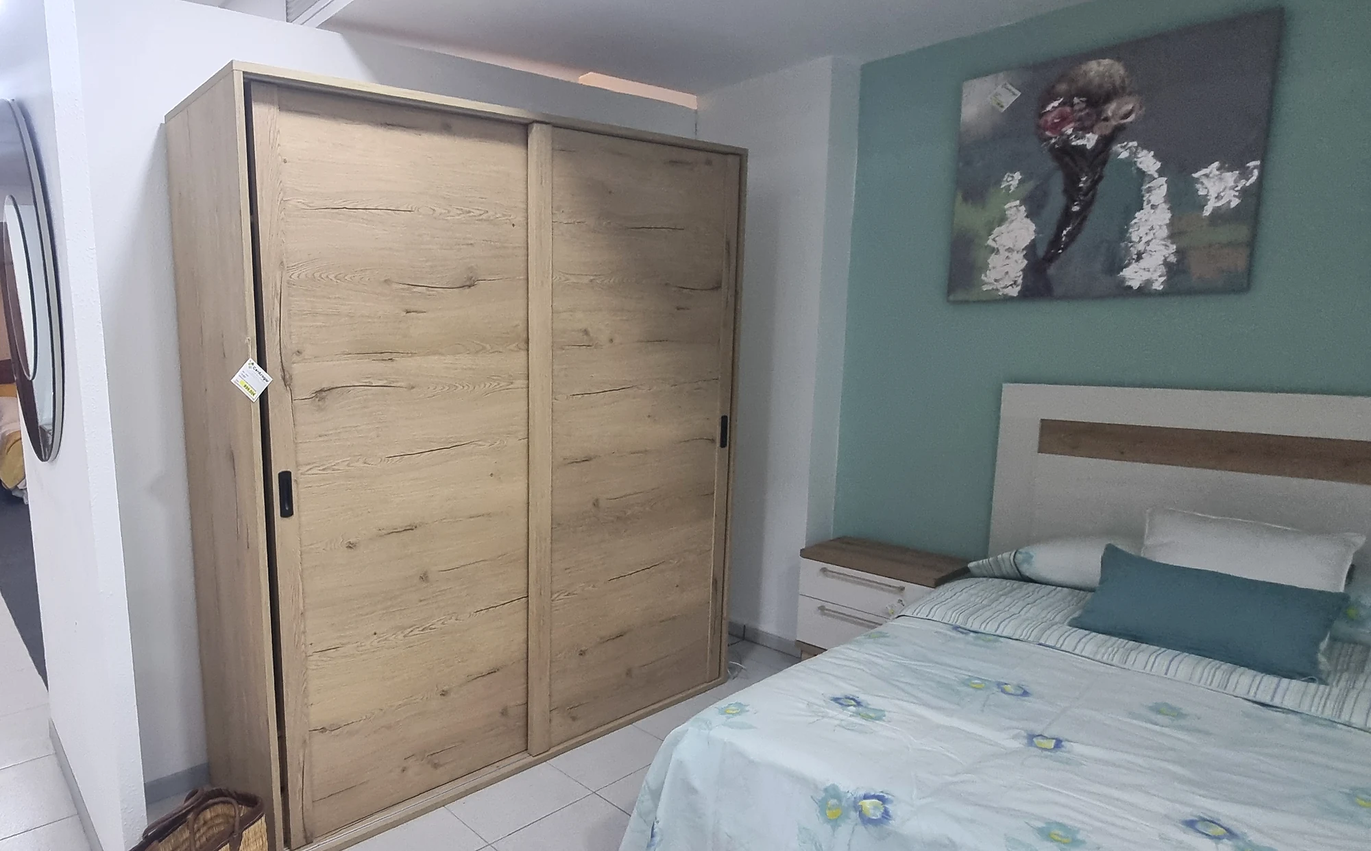 Armario de dos puertas correderas con acabado de aspecto madera en la exposición de Centrogar Fuerteventura.