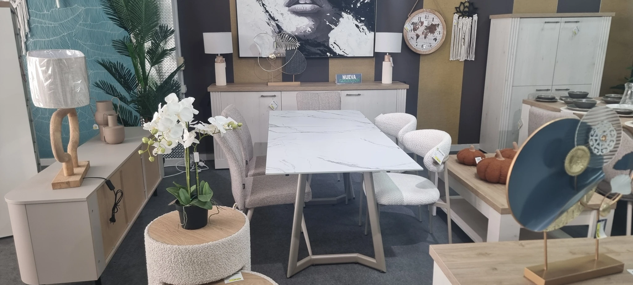 Mesa y sillas de comedor en la exposición de Centrogar