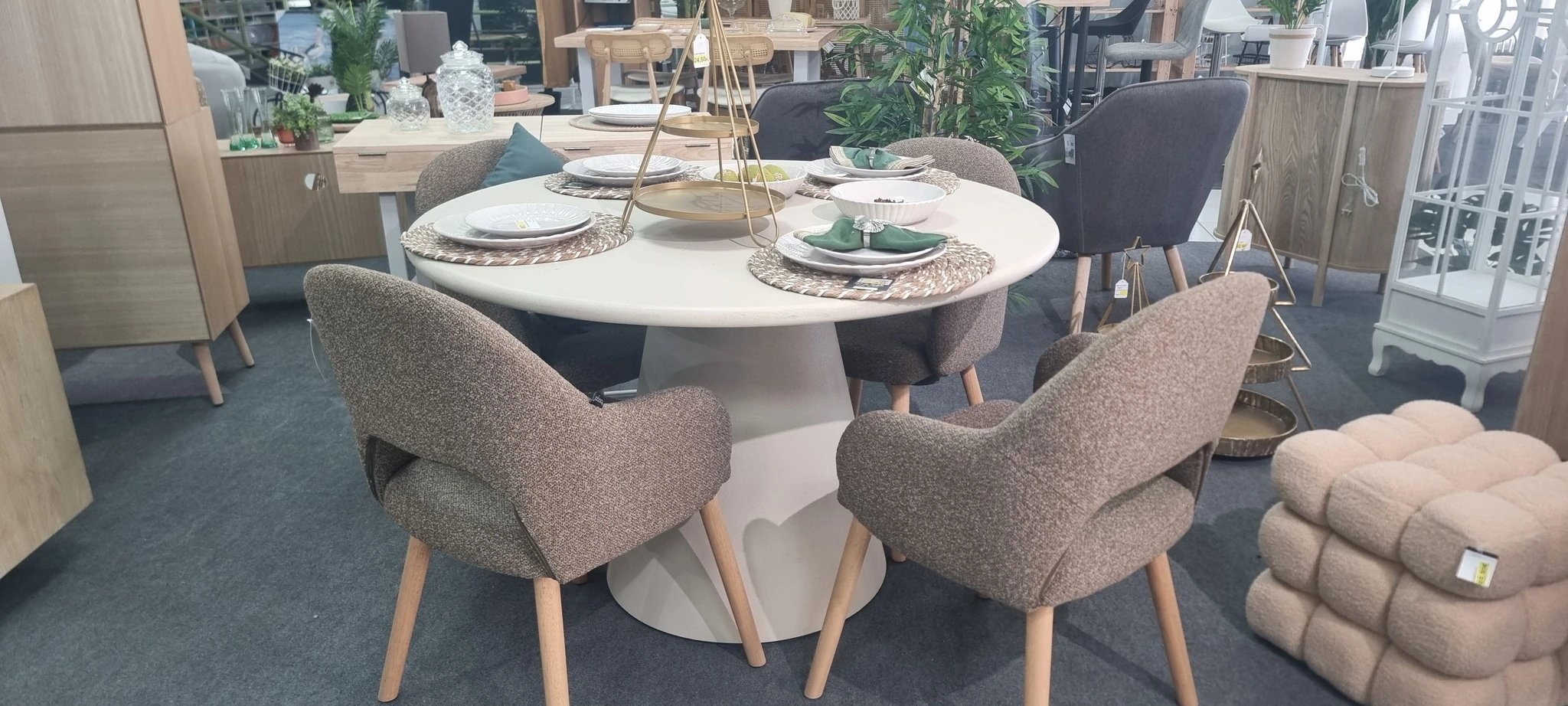 Ambiente de comedor con mesa y sillas en la exposición de Centrogar en Puerto del Rosario