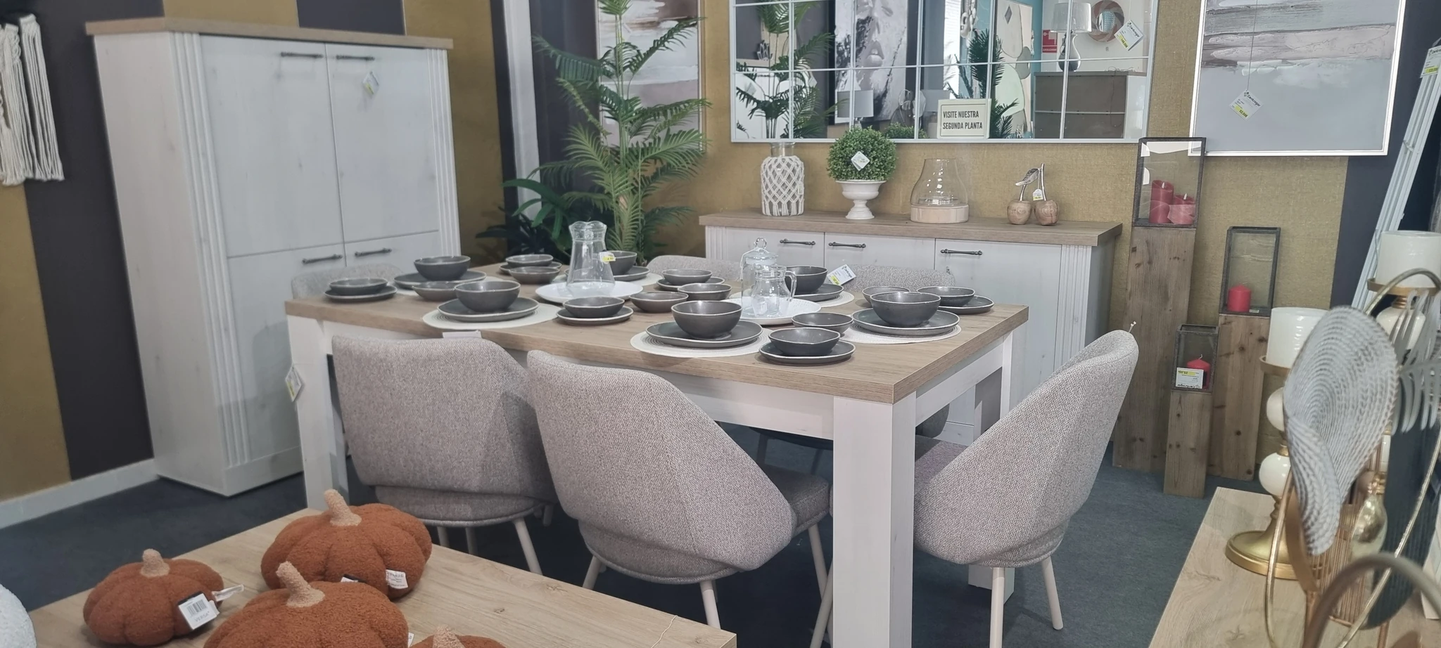 Mesa y muebles de comedor en la exposición de Centrogar