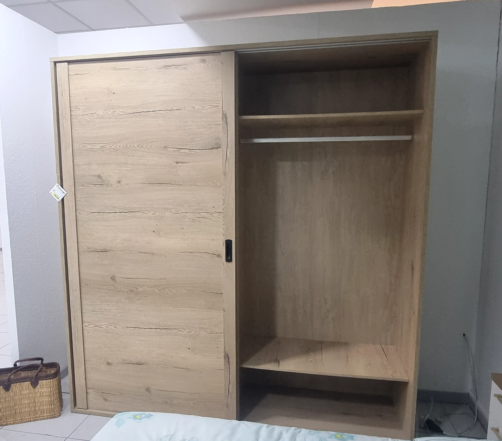 Interior de armario con balda superior, barra para colgar y compartimentos inferiores en Centrogar Fuerteventura.
