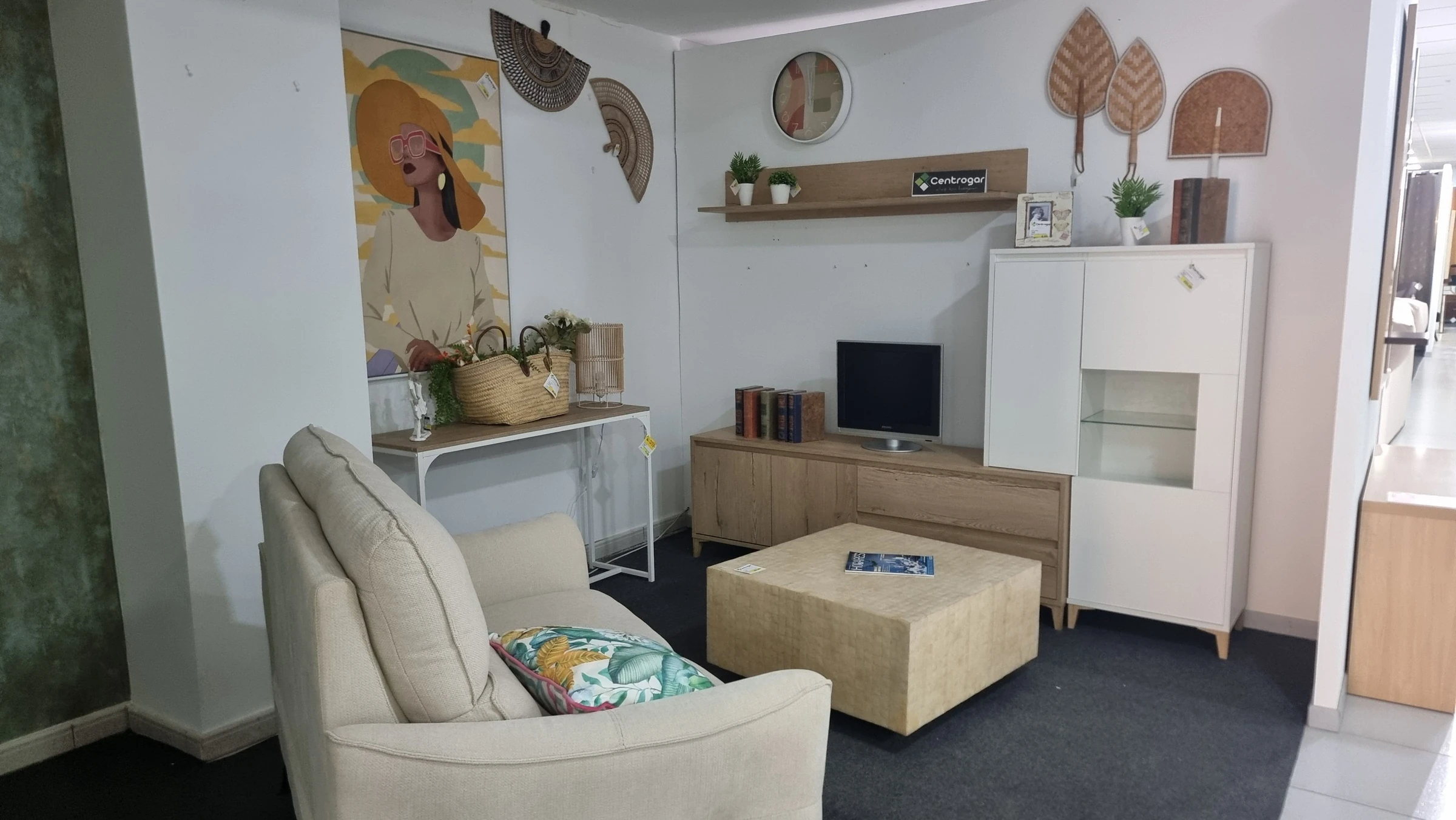Composición de salón con mueble de TV y módulos de almacenaje