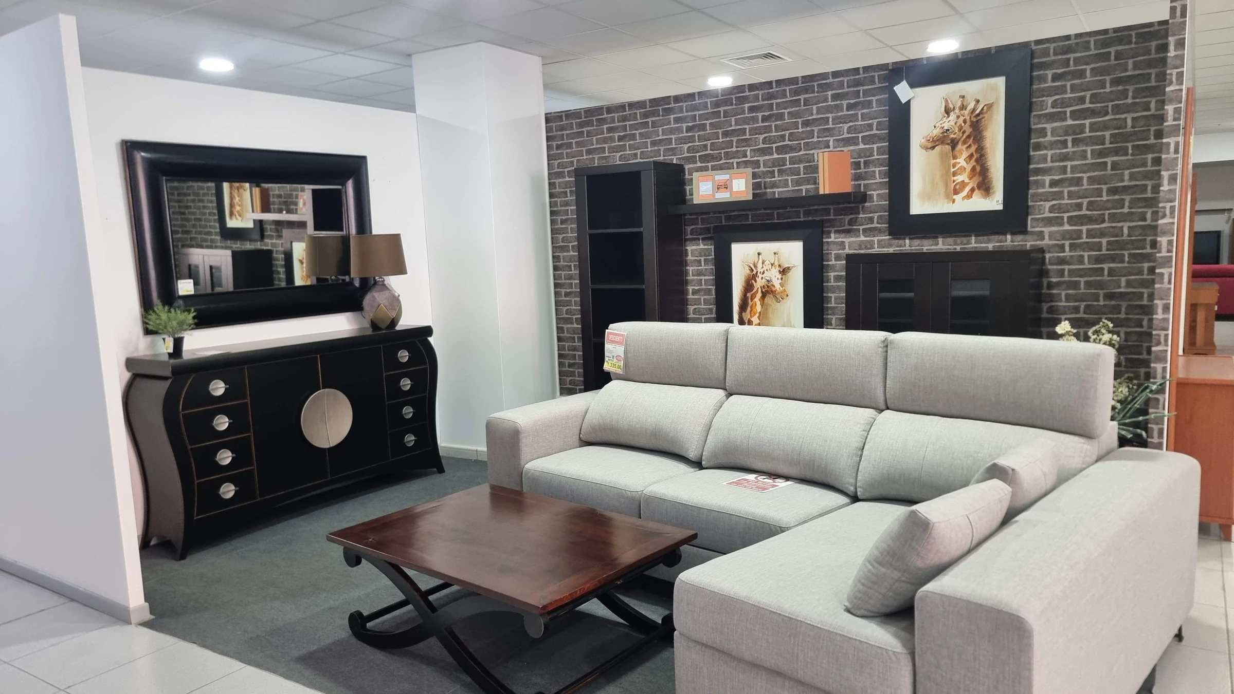 Ambiente de salón con muebles coordinados en la exposición de Centrogar