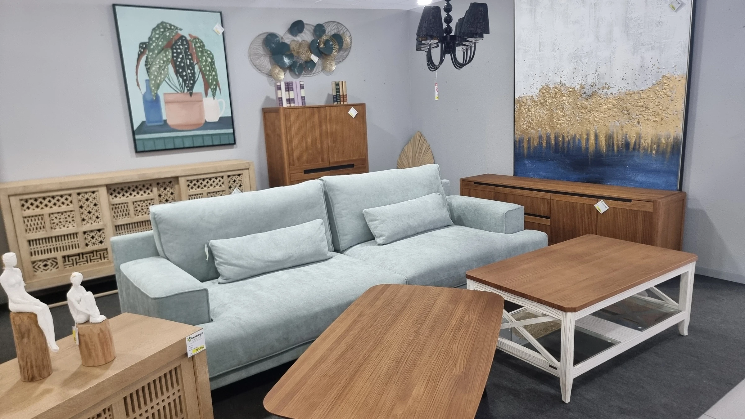 Mesas de centro y muebles auxiliares en la exposición de Centrogar