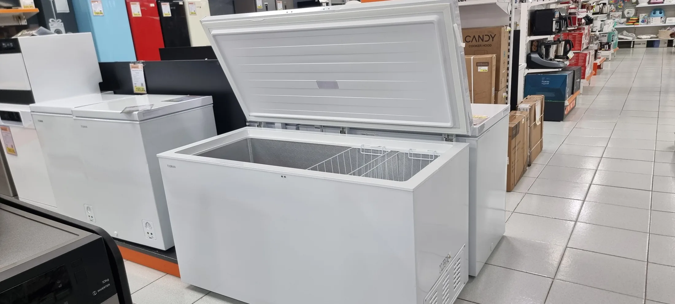 Congelador arcón TEGRAN abierto con cesta interior