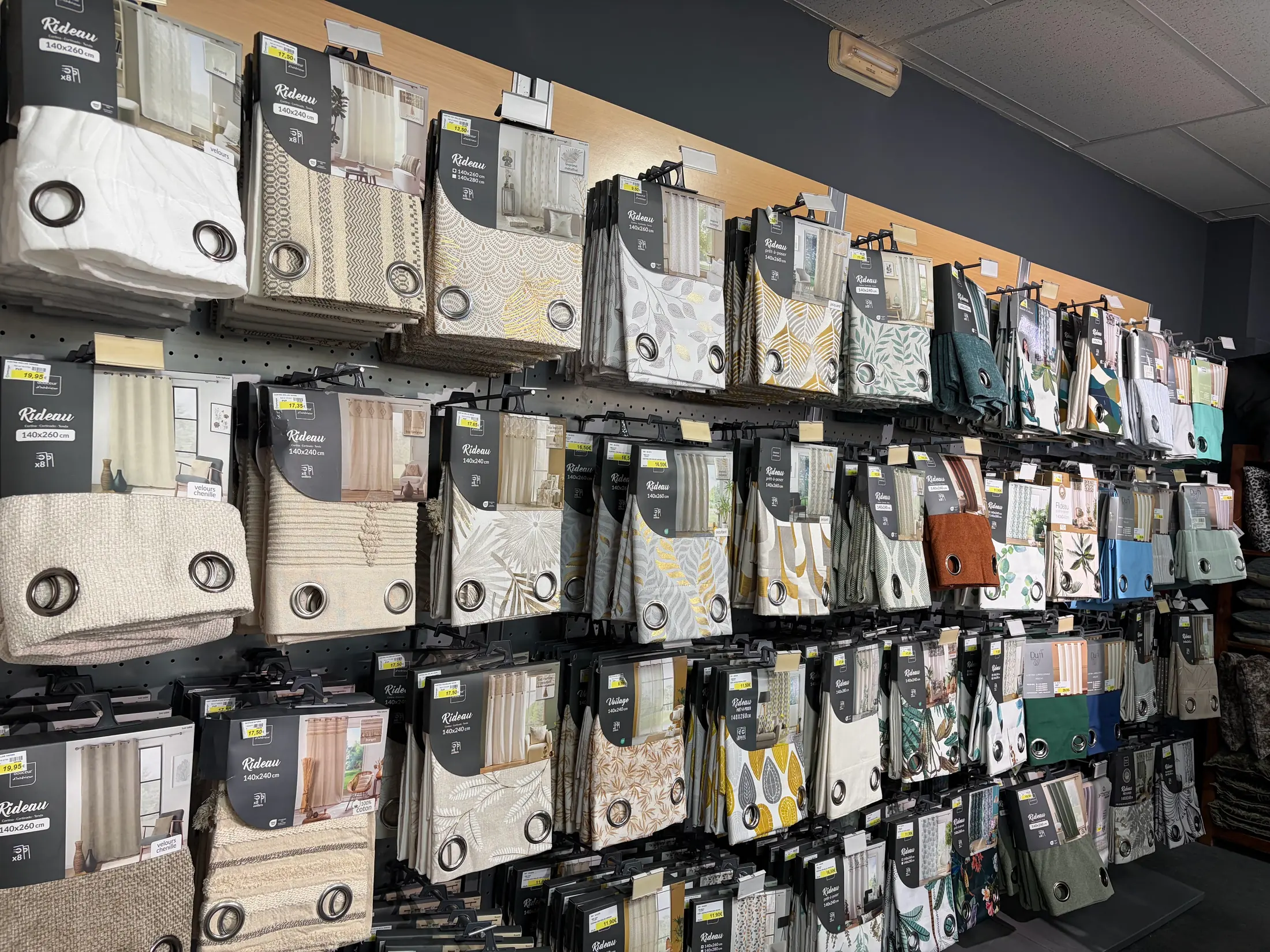 Surtido de cortinas con ojales, colores y estampados en la exposición de Centrogar