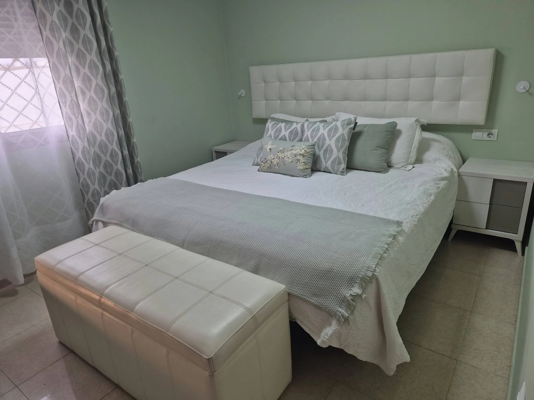 Dormitorio real con productos Centrogar: cama vestida, cojines y cortinas coordinados