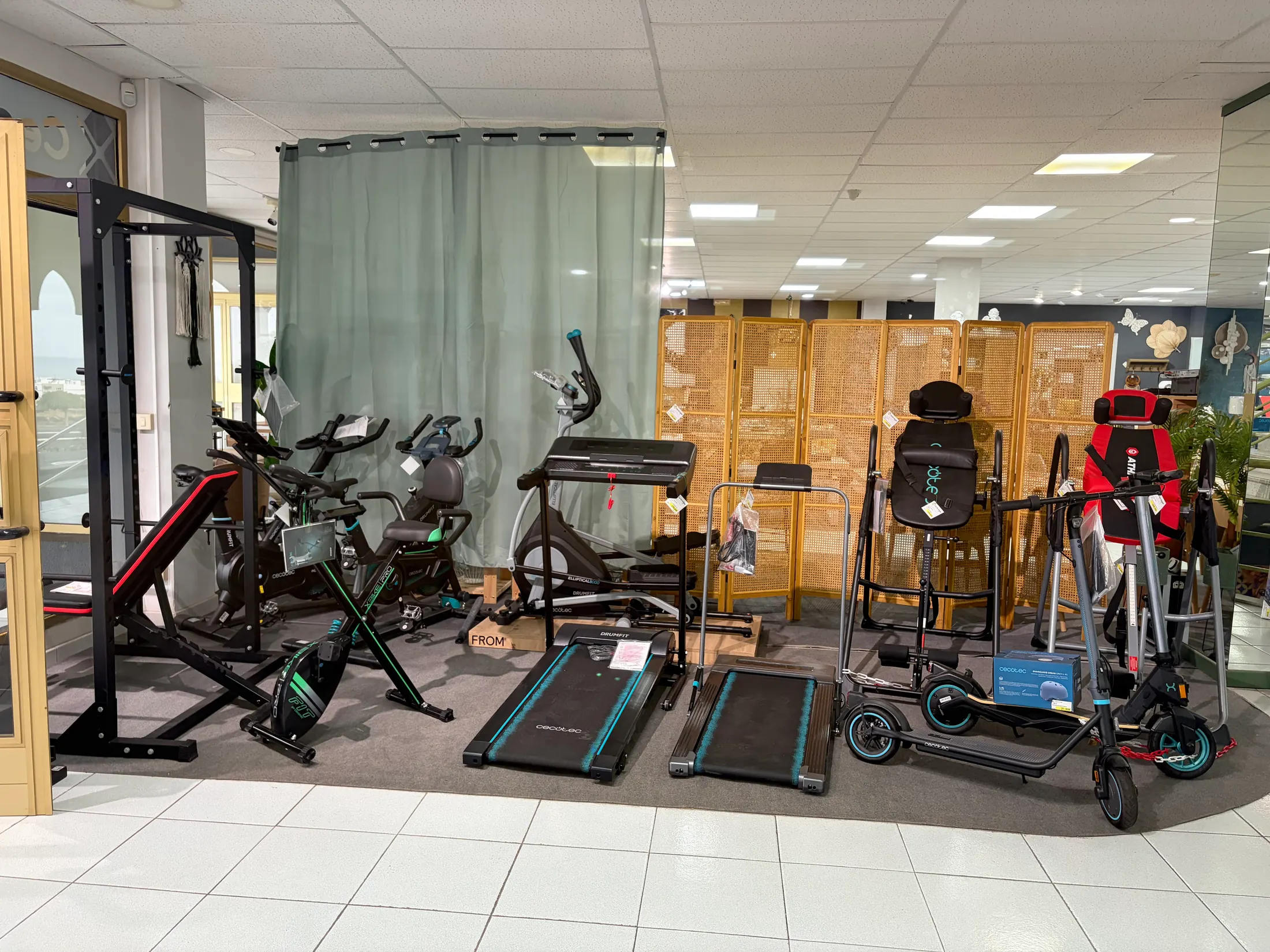 Zona fitness de Centrogar con equipos Cecotec y otras marcas