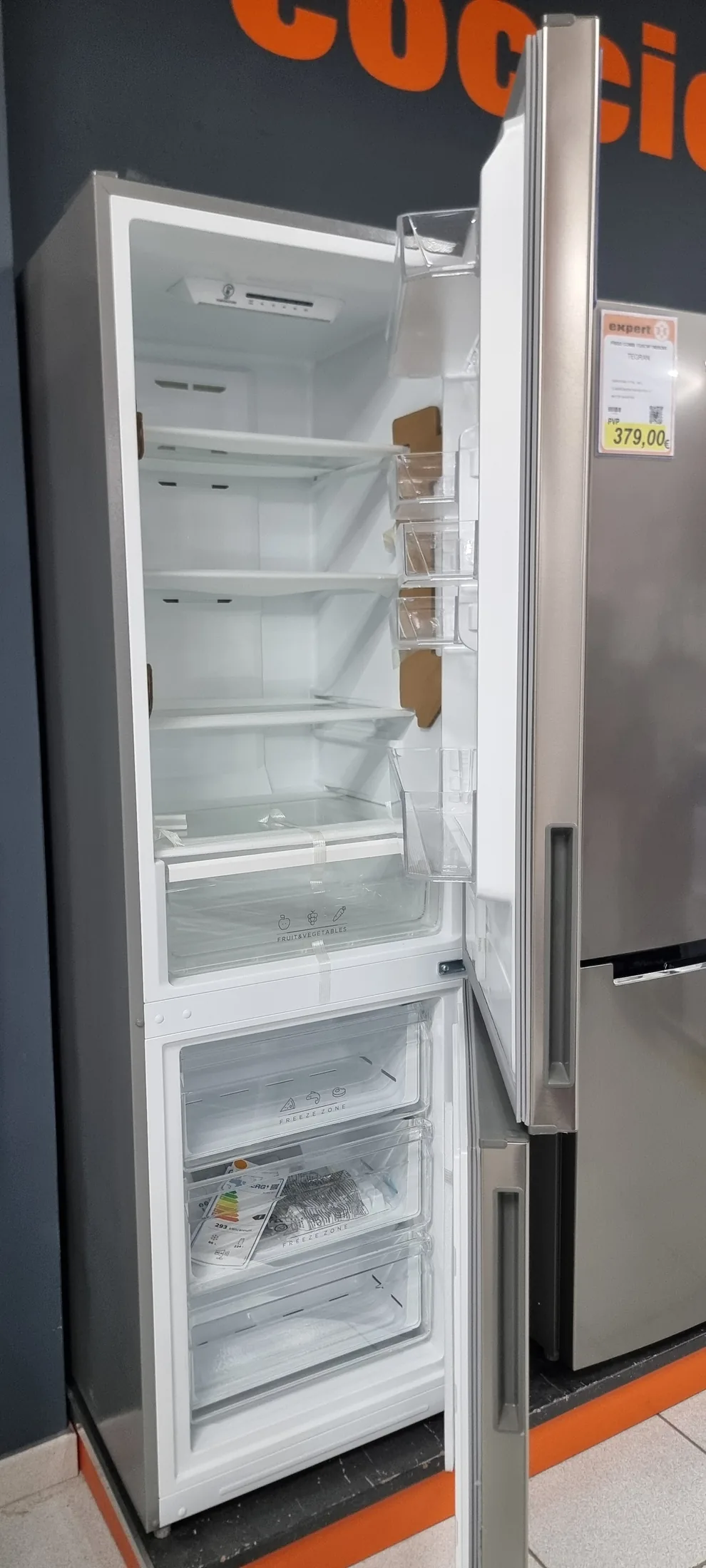 Frigorífico combi abierto con baldas y cajones en Centrogar