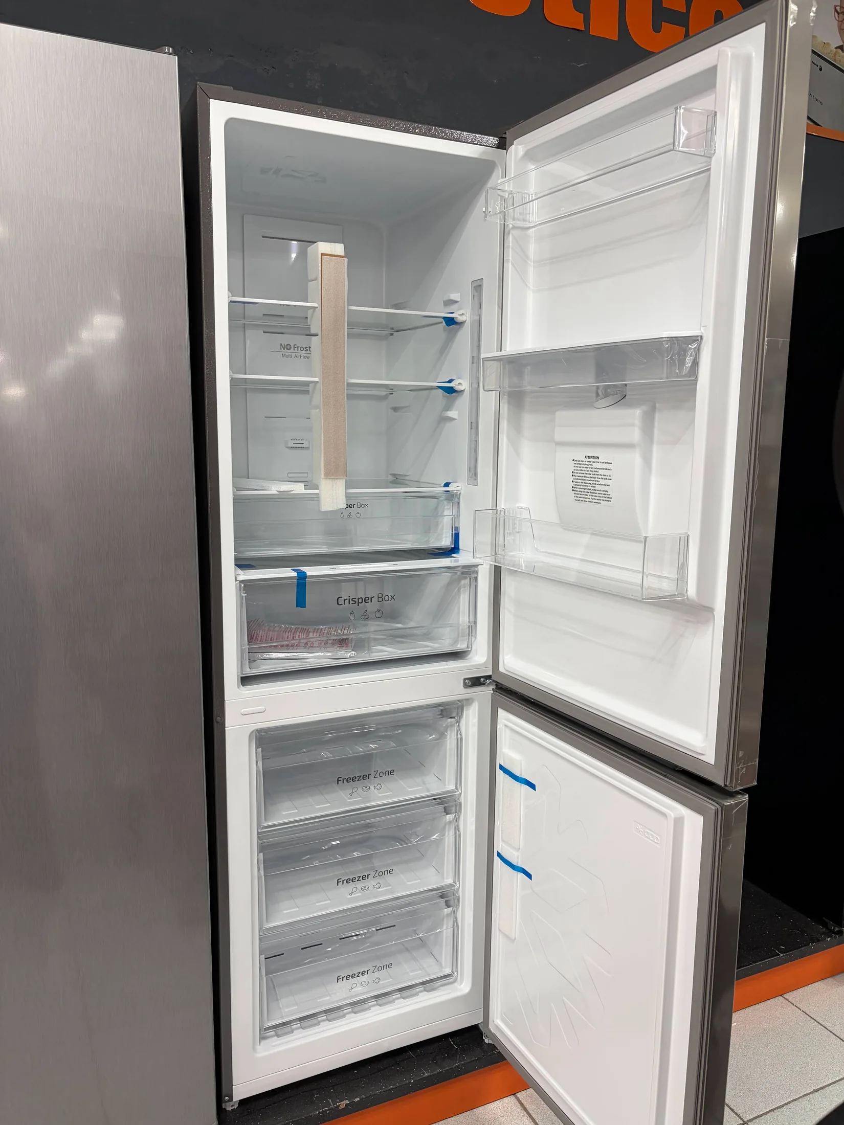 Interior de frigorífico combinado con baldas y cajones