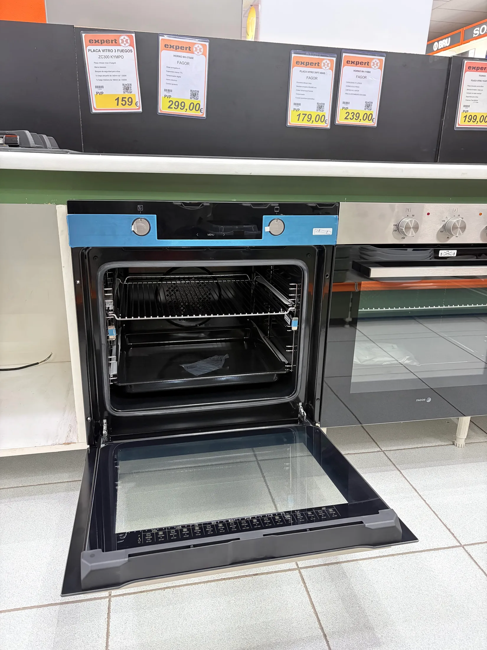 Horno Fagor abierto con bandejas y guías interiores
