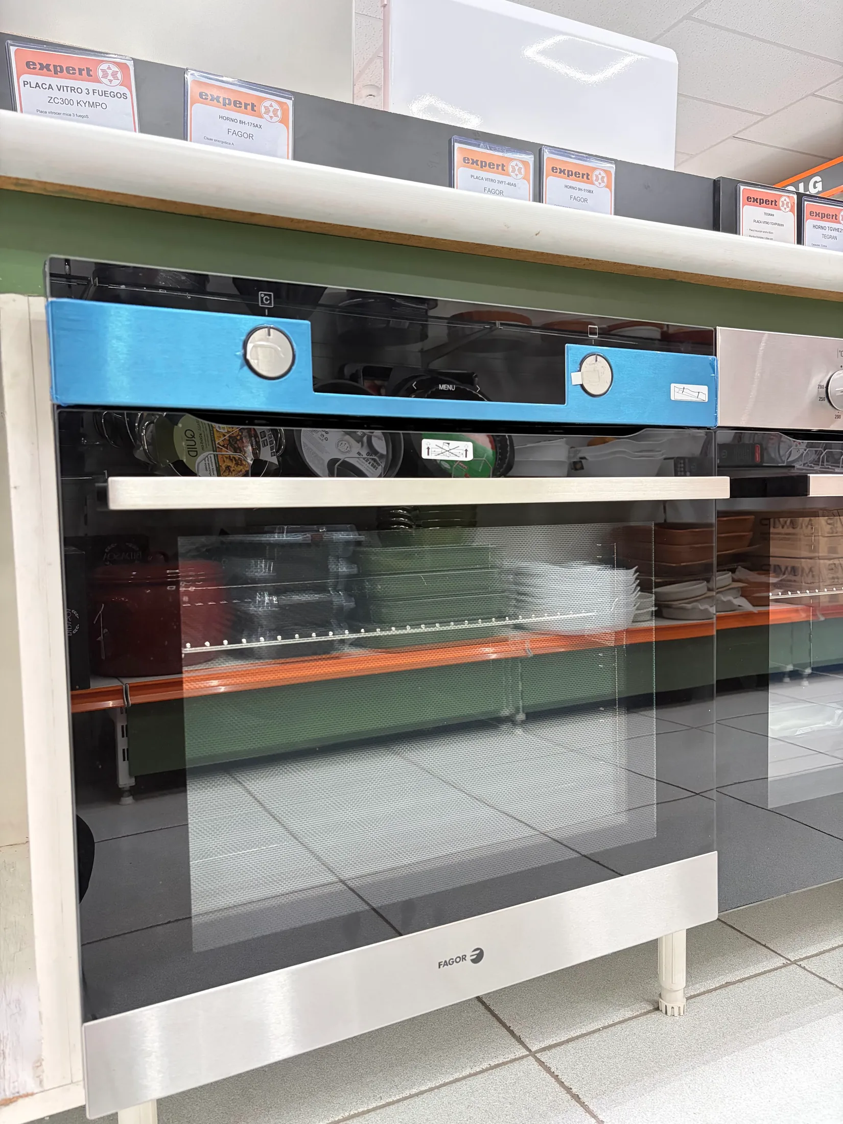 Horno Fagor con puerta cerrada en la exposición de Centrogar