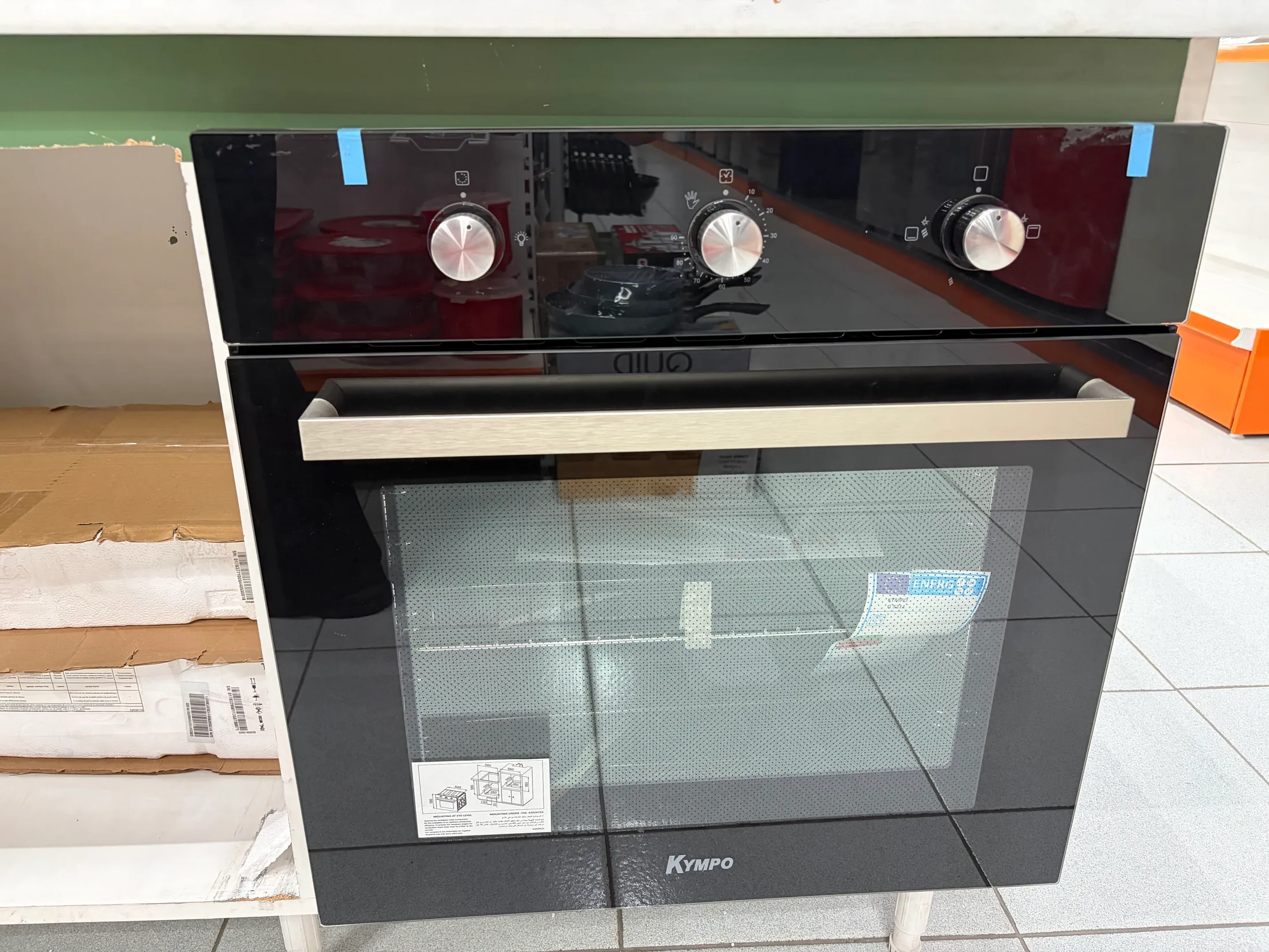 Horno negro con mandos frontales en la exposición de Centrogar