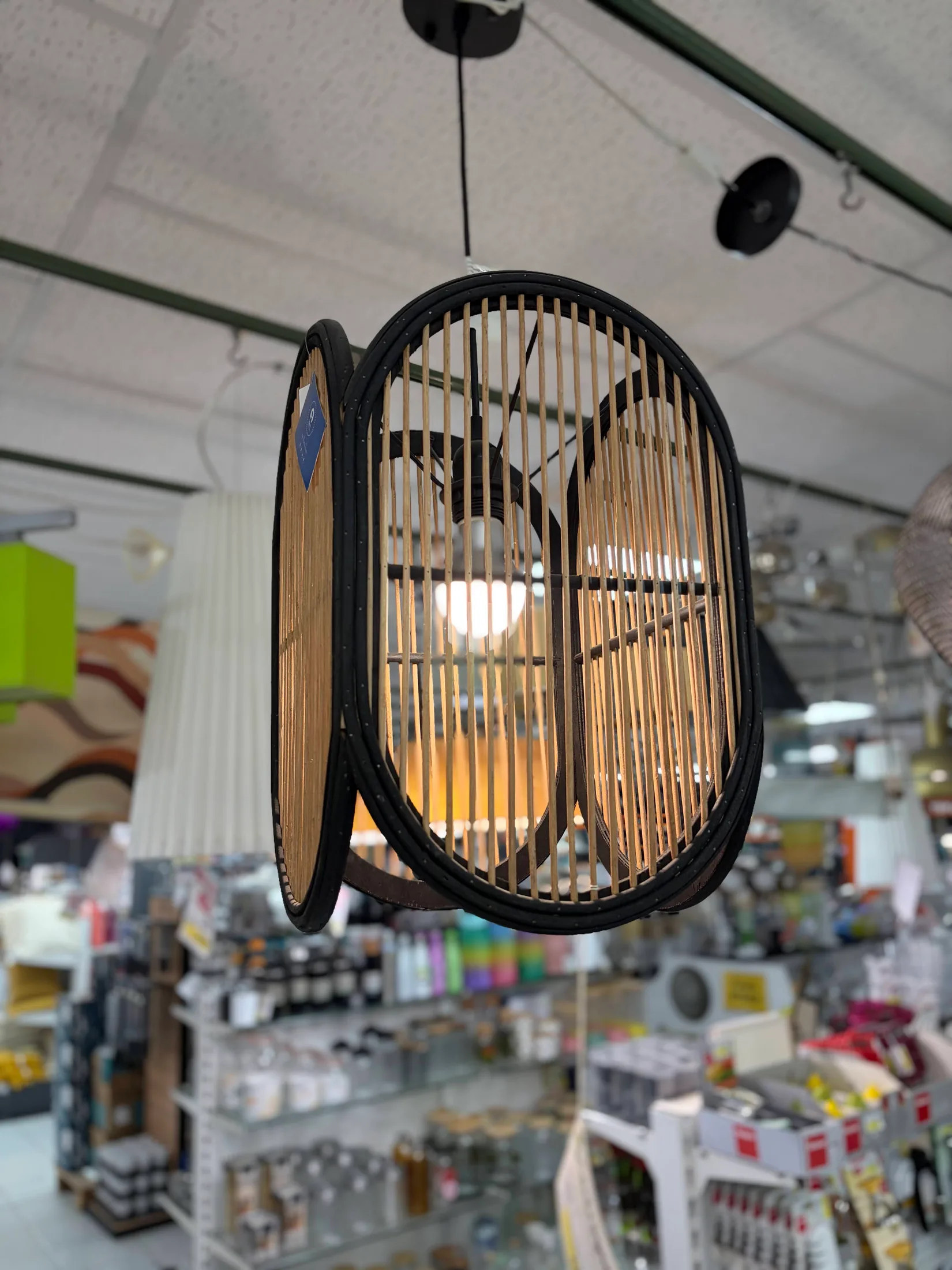 Lámpara colgante de listones con la luz encendida en Centrogar, Puerto del Rosario.
