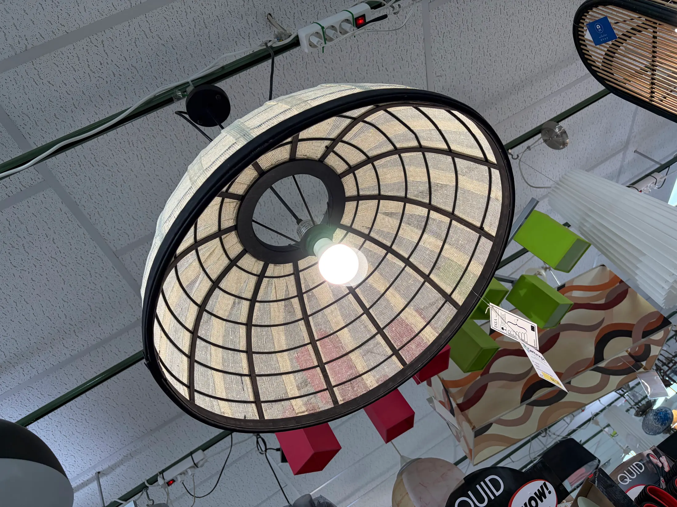Interior y trama de una pantalla de lámpara colgante encendida en Centrogar, Puerto del Rosario.