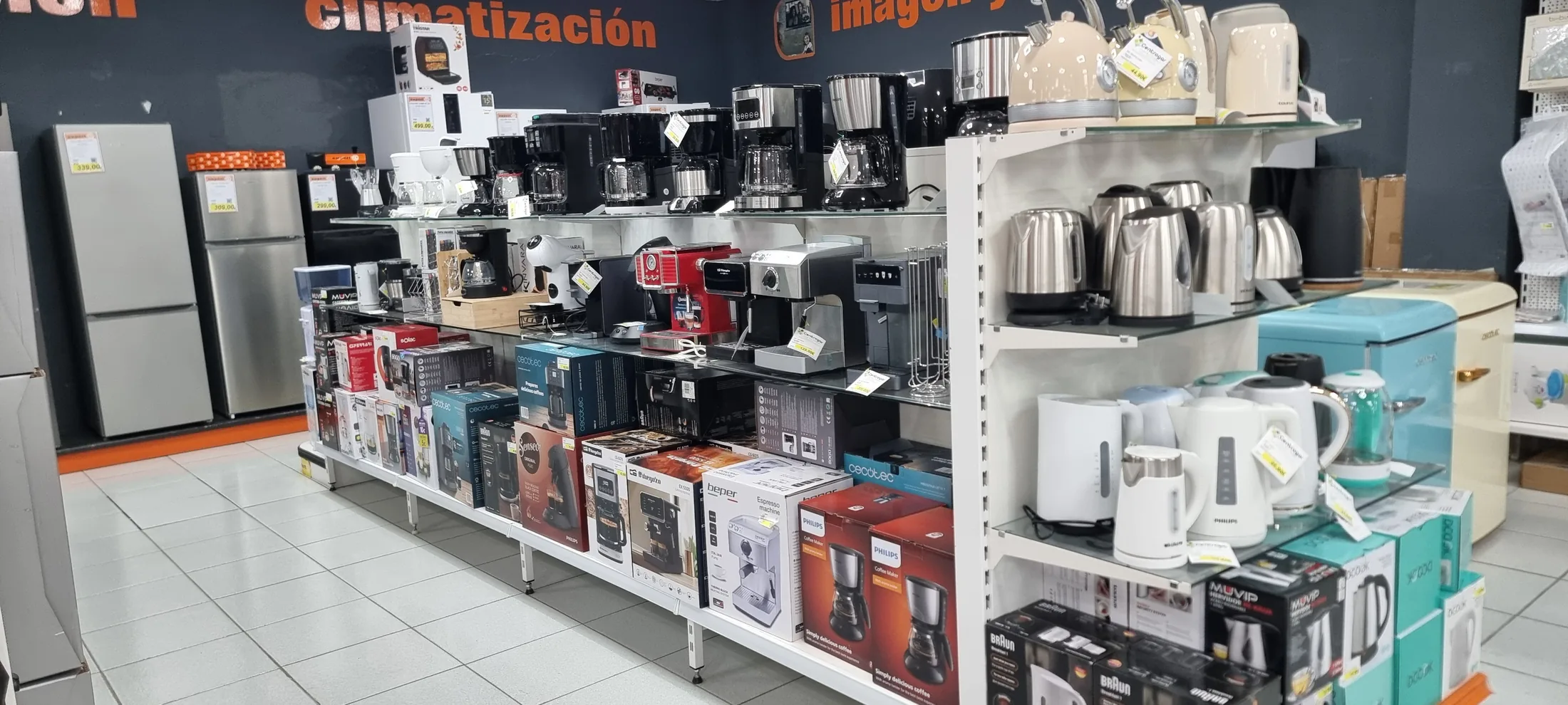 Cafeteras y hervidores en la exposición de pequeño electrodoméstico de Centrogar