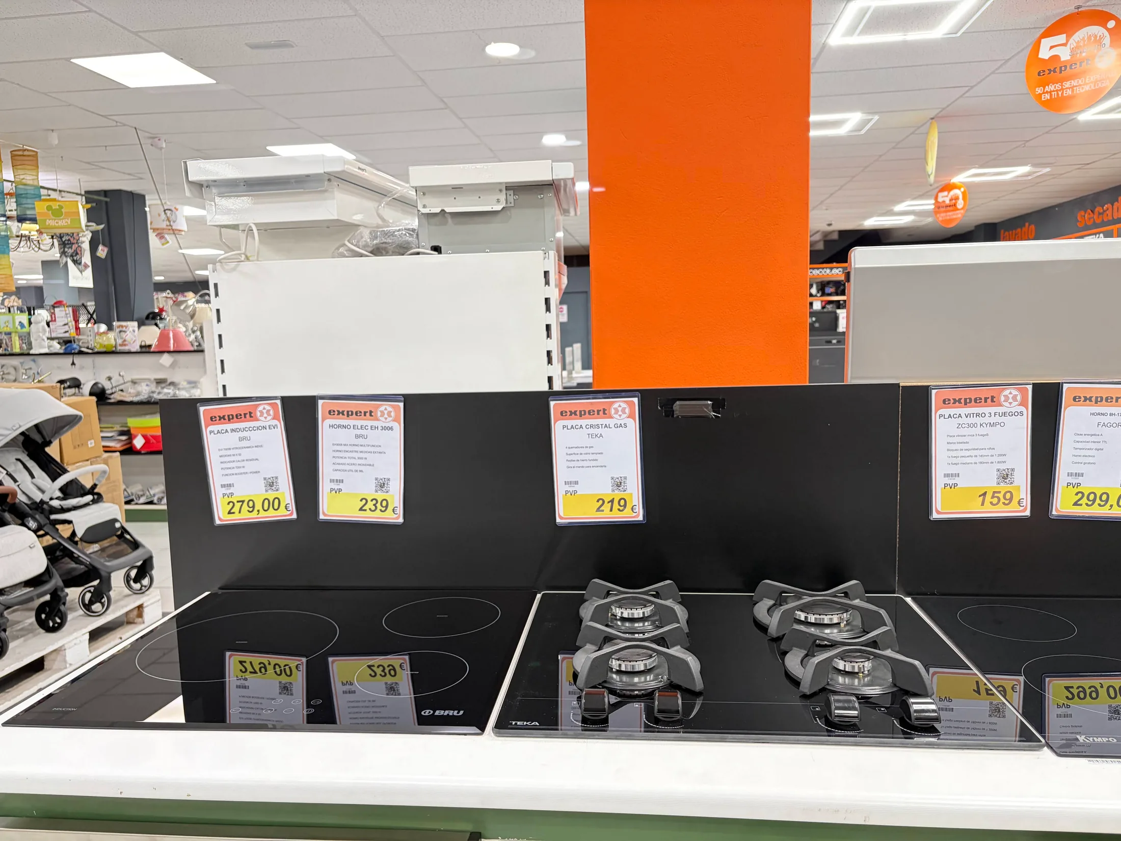 Placas de inducción, gas y vitrocerámica expuestas en Centrogar