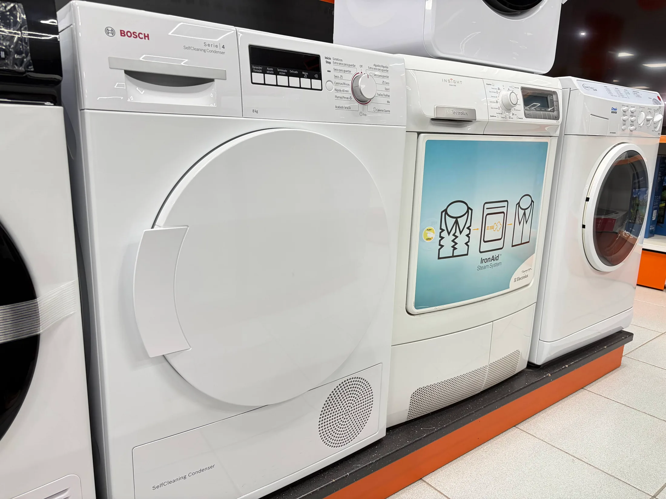 Secadora Bosch con puerta cerrada en exposición