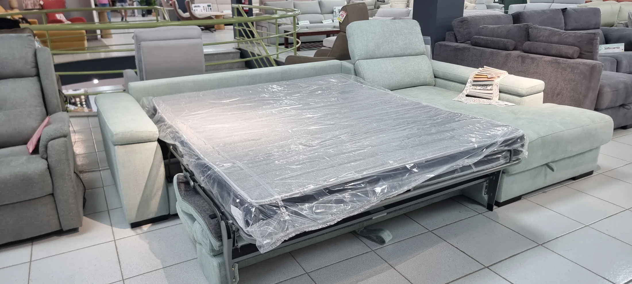 Sofá cama verde desplegado en Centrogar, Puerto del Rosario.