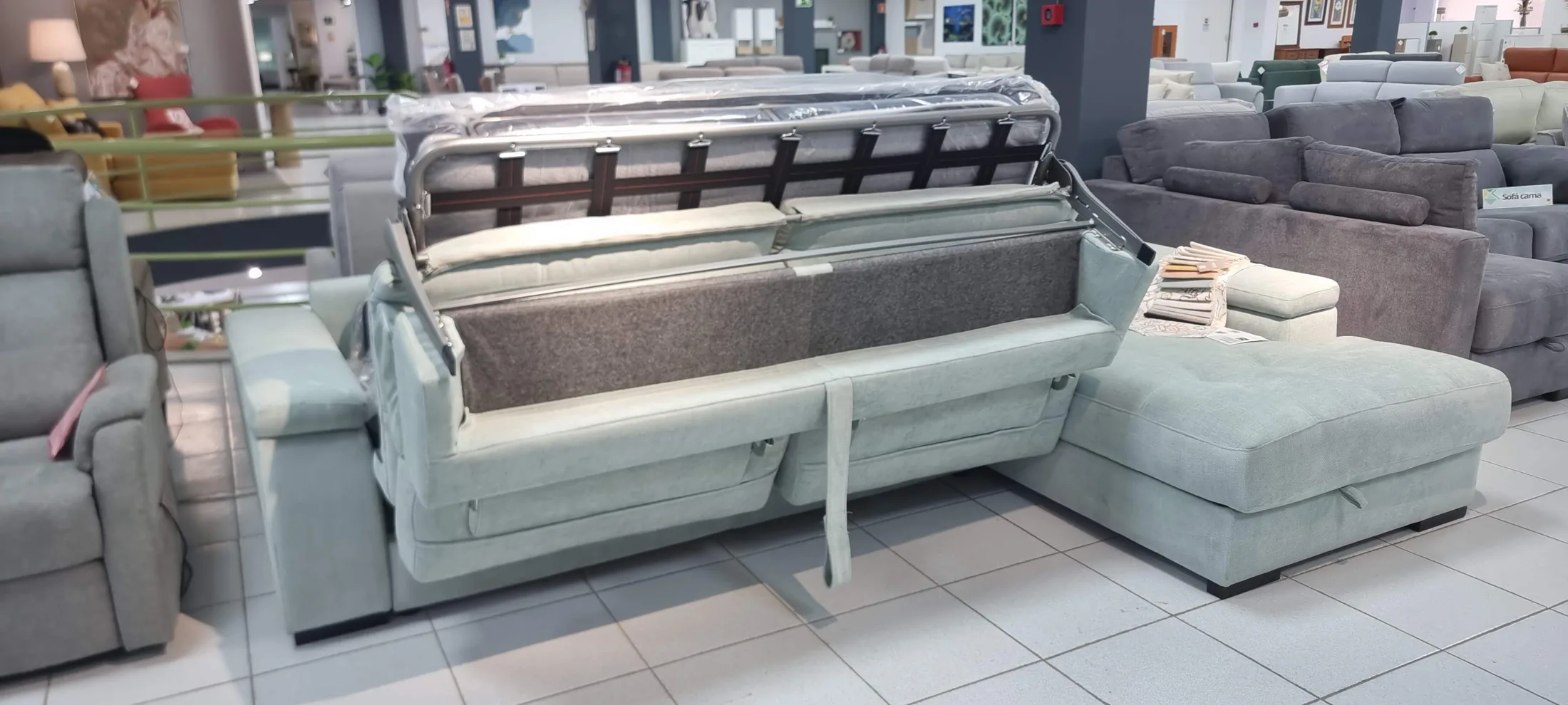 Sofá cama durante la apertura en Centrogar, Puerto del Rosario.