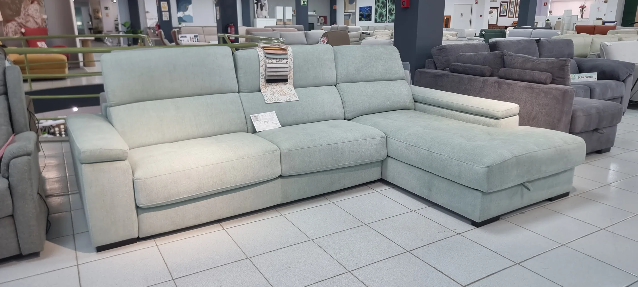 Sofá cama verde cerrado con chaise longue en Centrogar, Puerto del Rosario.