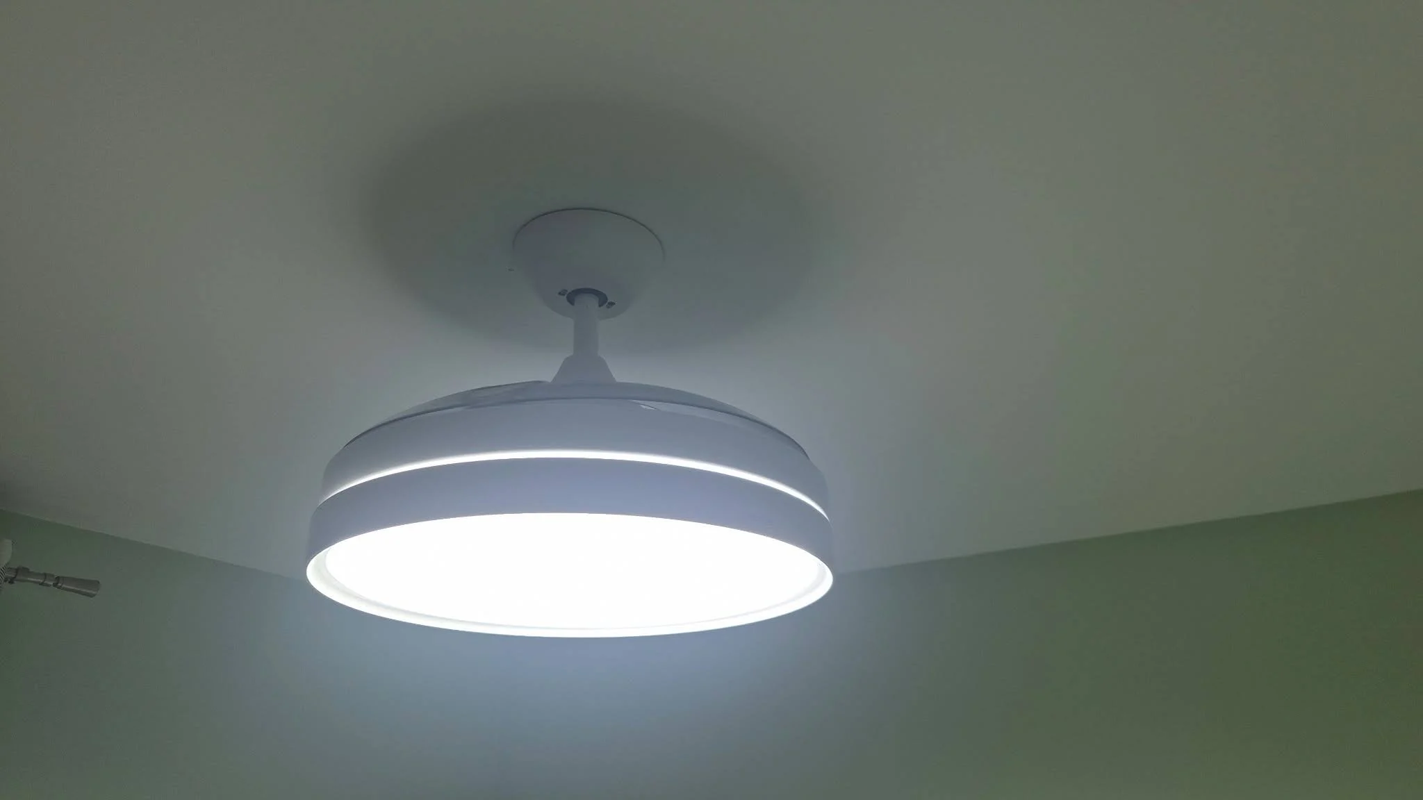 Ventilador de techo Cecotec instalado con la luz encendida, en una fotografía real facilitada por Centrogar